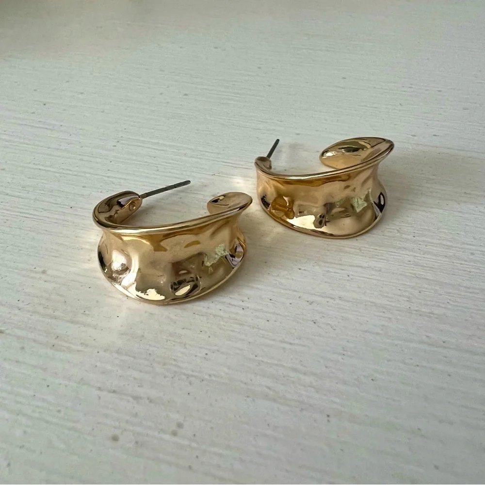 Small gold hoop earrings - Picture 2 of 7